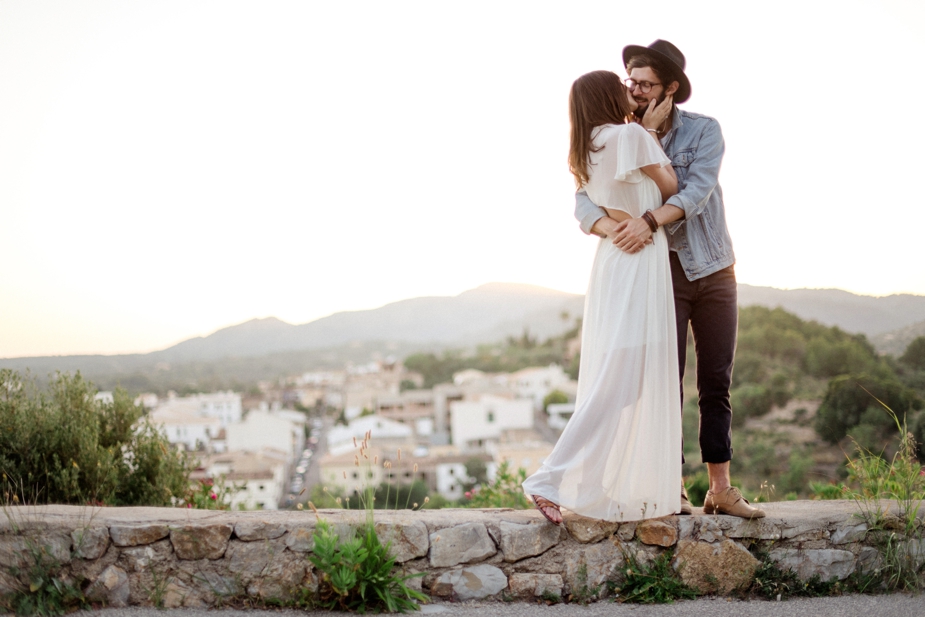 boho couple kissing on hilltop in Mallorca