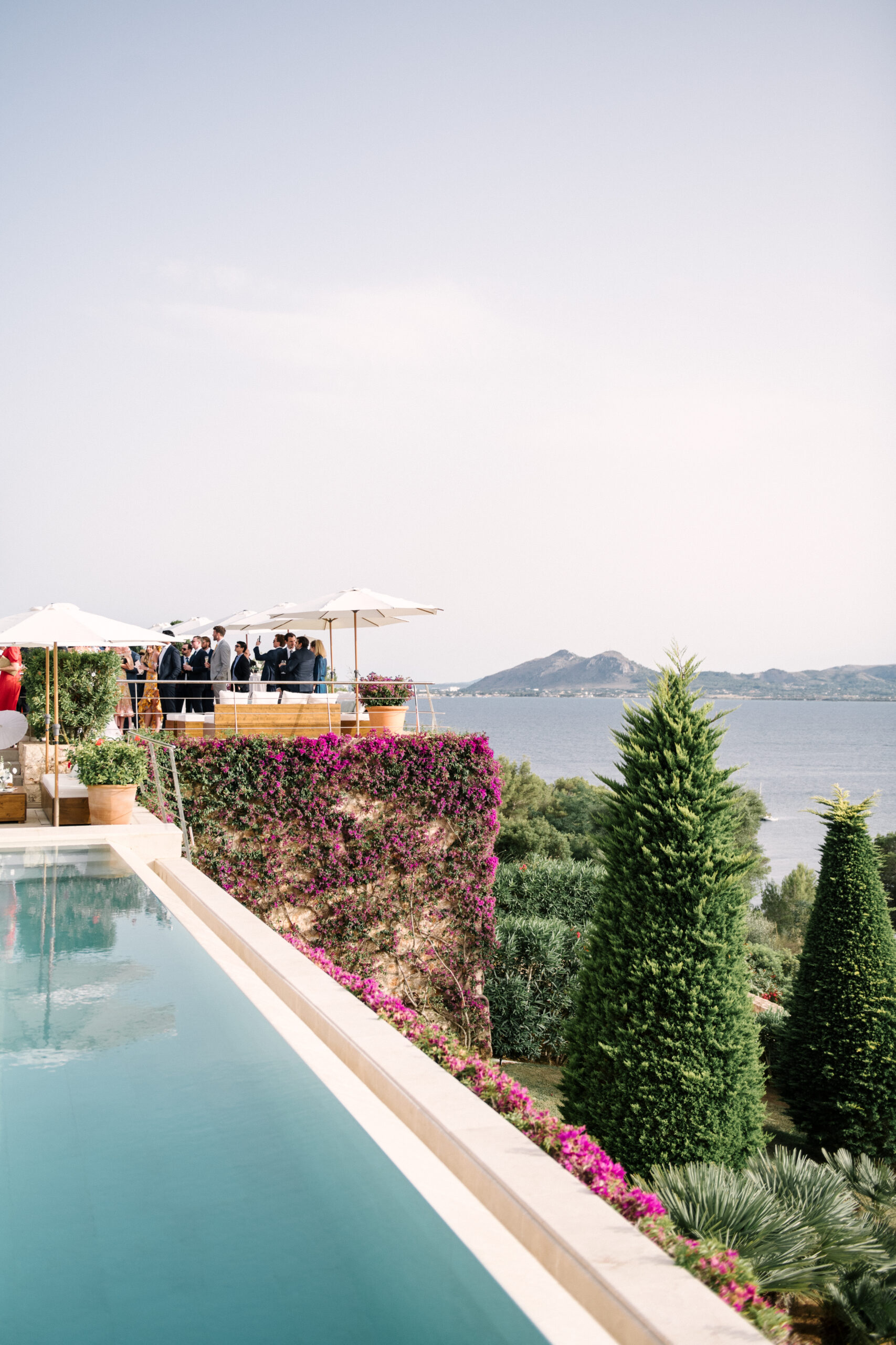 cocktail hour at wedding at la fortaleza mallorca organized by alago events